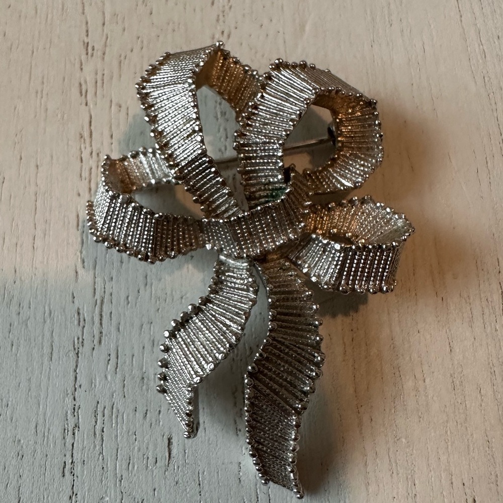 Vintage Trifari Textured Ribbon Silver Brooch EUC
